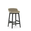 Normann Copenhagen - Hyg Barstool 65 cm Front Upholstery Sand & Black Oak