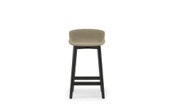 Normann Copenhagen - Hyg Barstool 65 cm Front Upholstery Sand & Black Oak