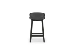 Normann Copenhagen - Hyg Barstool 65 cm Front Upholstery Black & Black Oak