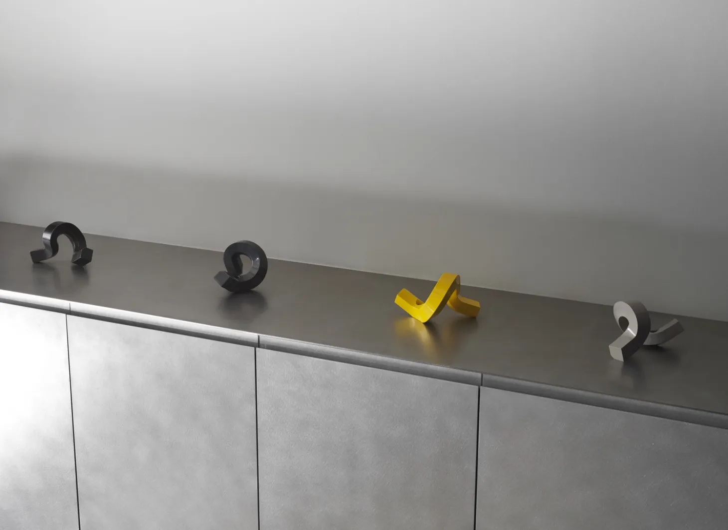 Normann Copenhagen - Lysestage - Crooked Candlestick One - Warm Grey / Varm Grå