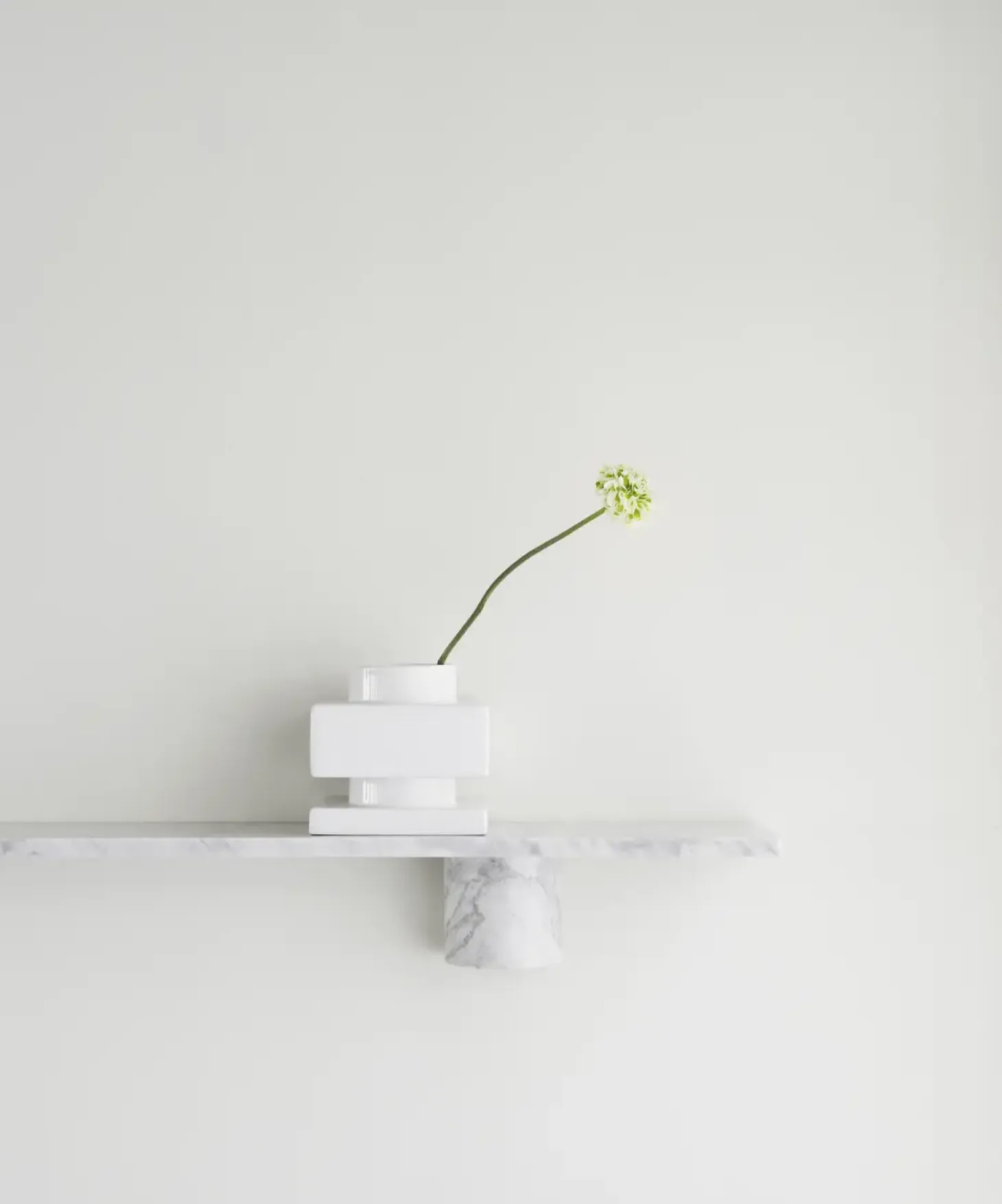 Normann Copenhagen - Sten Hylde - 80 cm - hvid marmor