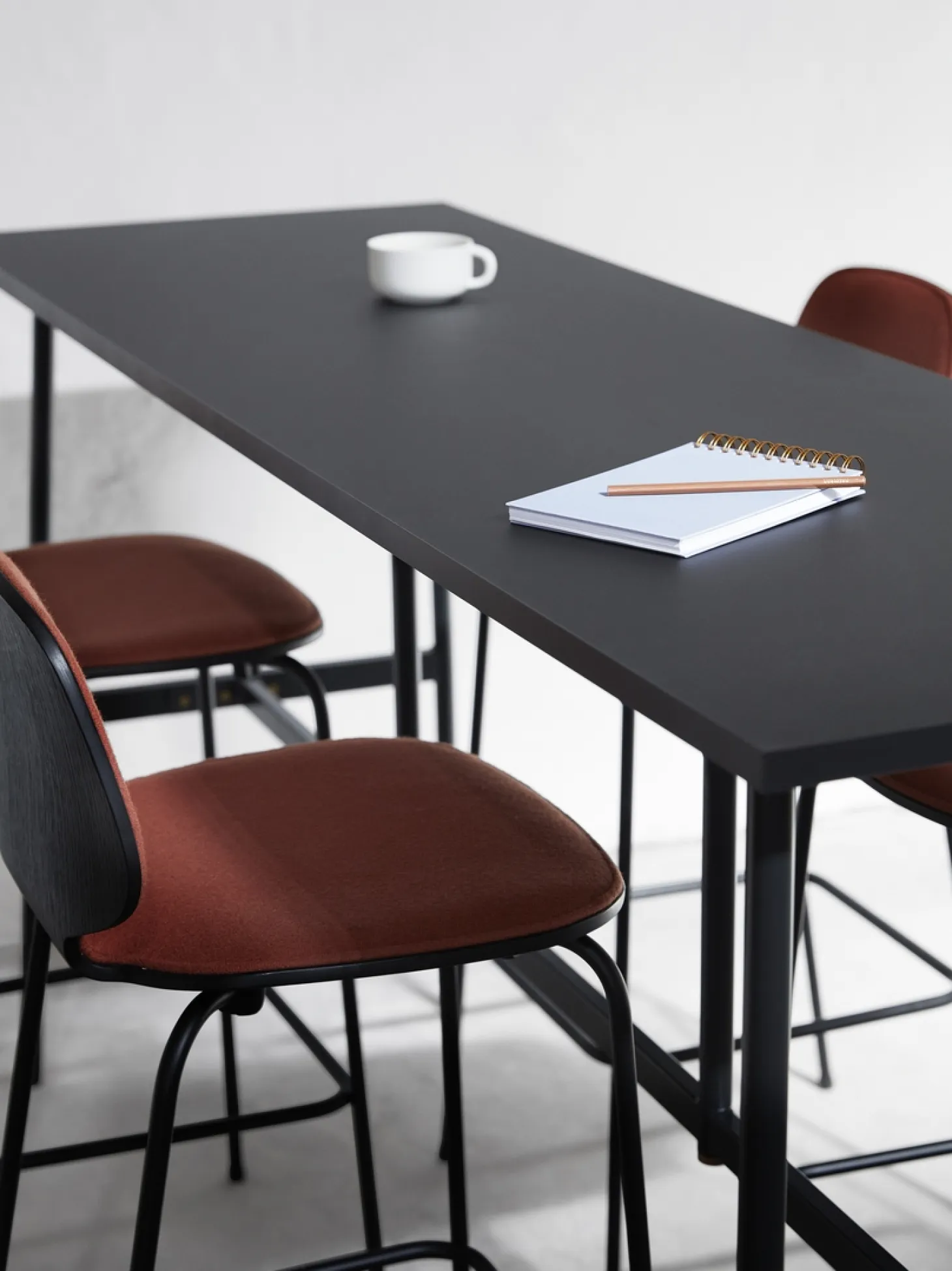 Normann Copenhagen - Union Bar Table 190 x 60 cm x H105,5 cm.