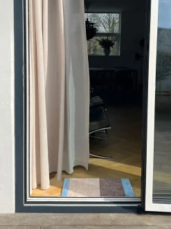 Tica Copenhagen - Smudsmåtte - Stripes Horizon - Lyseblå/Ivory/Sand - 40x60 cm