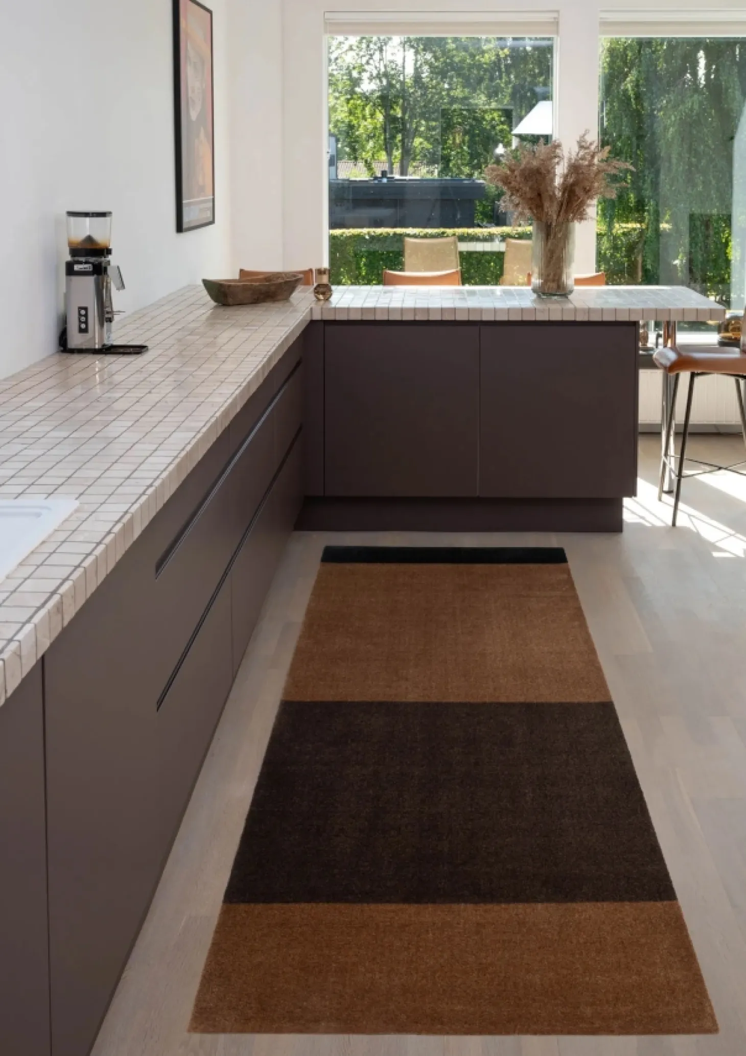 Tica Copenhagen - Smudsmåtte - Stripes Horizon - Cognac/Dark Brown/Black - 90x200 cm