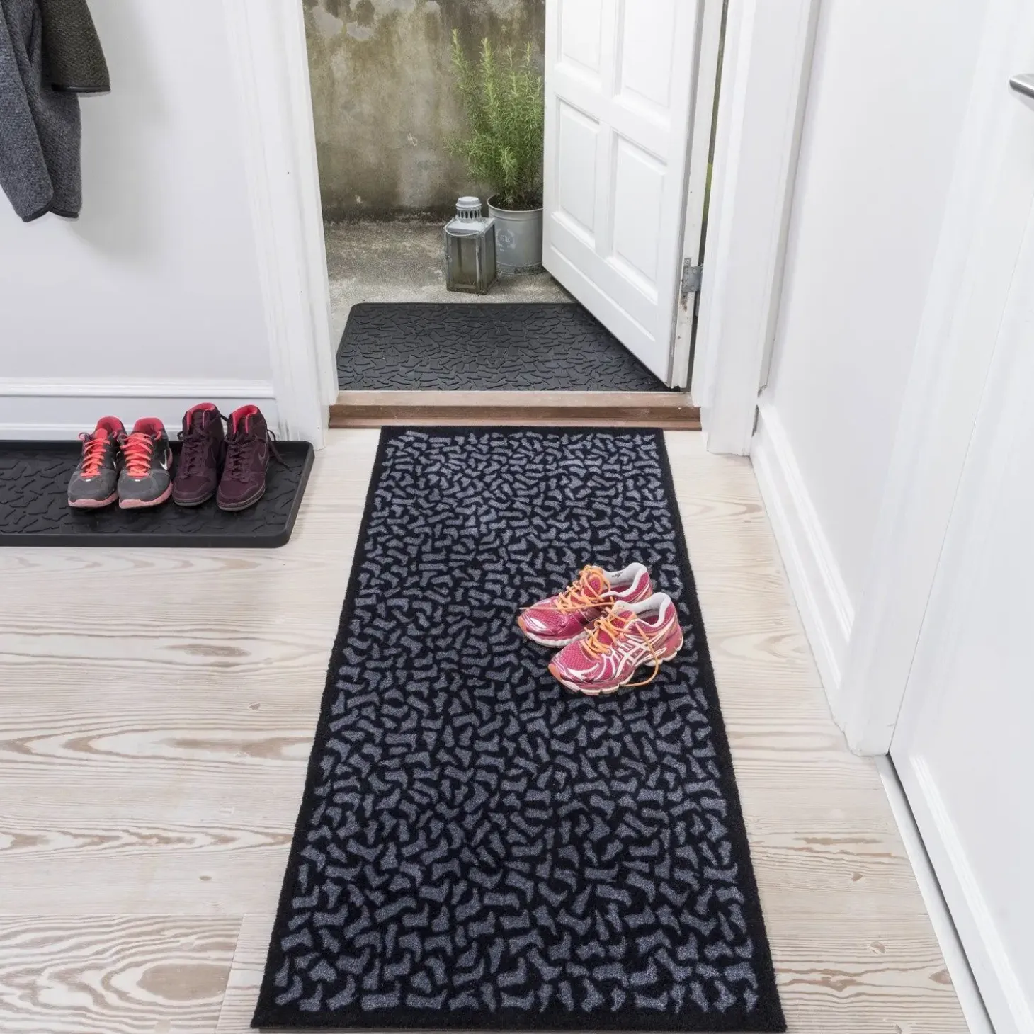 Tica Copenhagen - Smudsmåtte - Footwear - Sort/grå - 67x200 cm