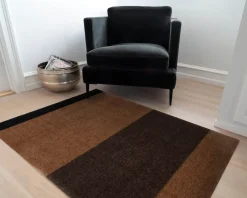 Tica Copenhagen - Smudsmåtte - Stripes Horizon - Cognac/Dark Brown/Black - 90x130 cm