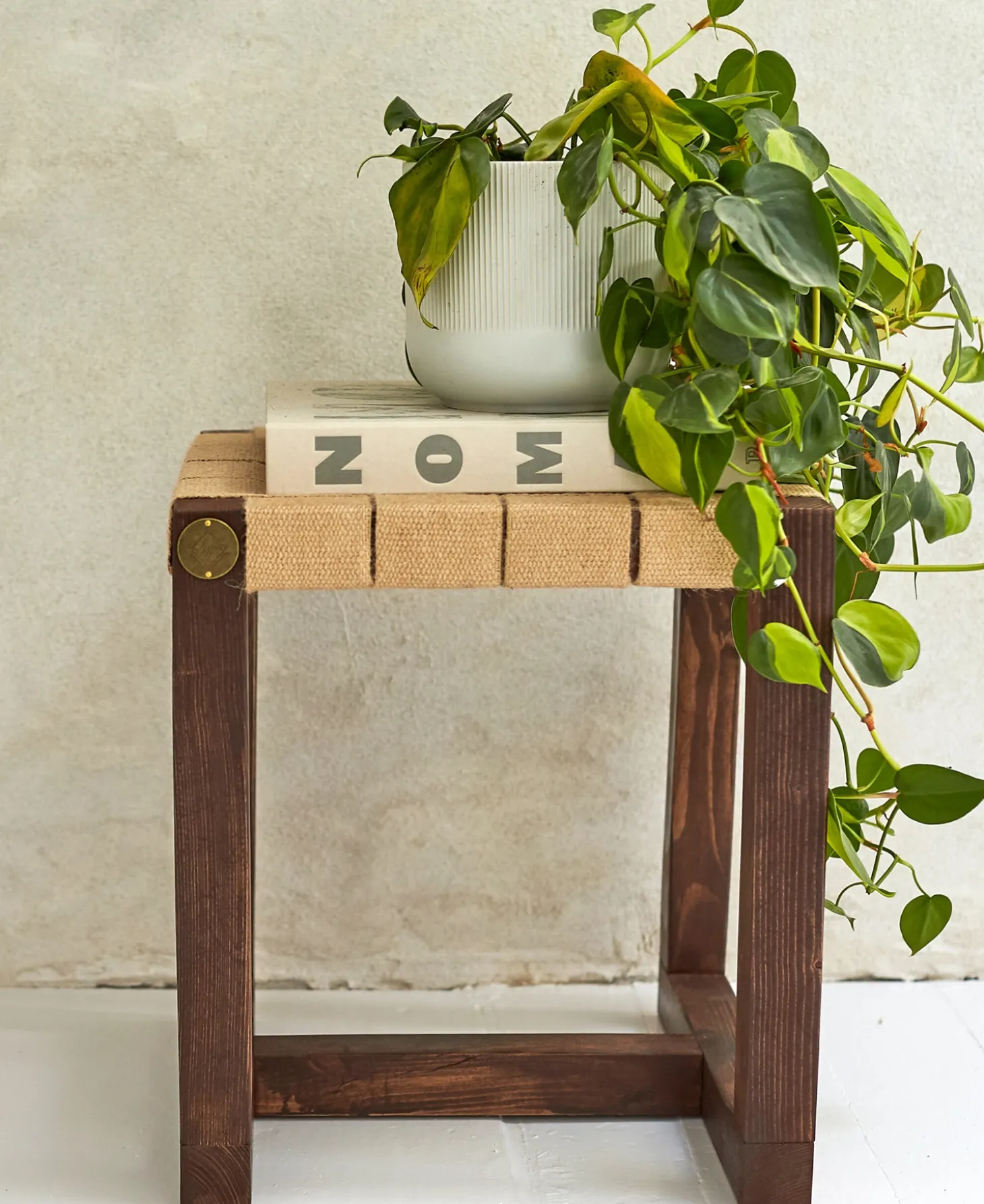 Wecycle Furniture - Skammel - Valnød
